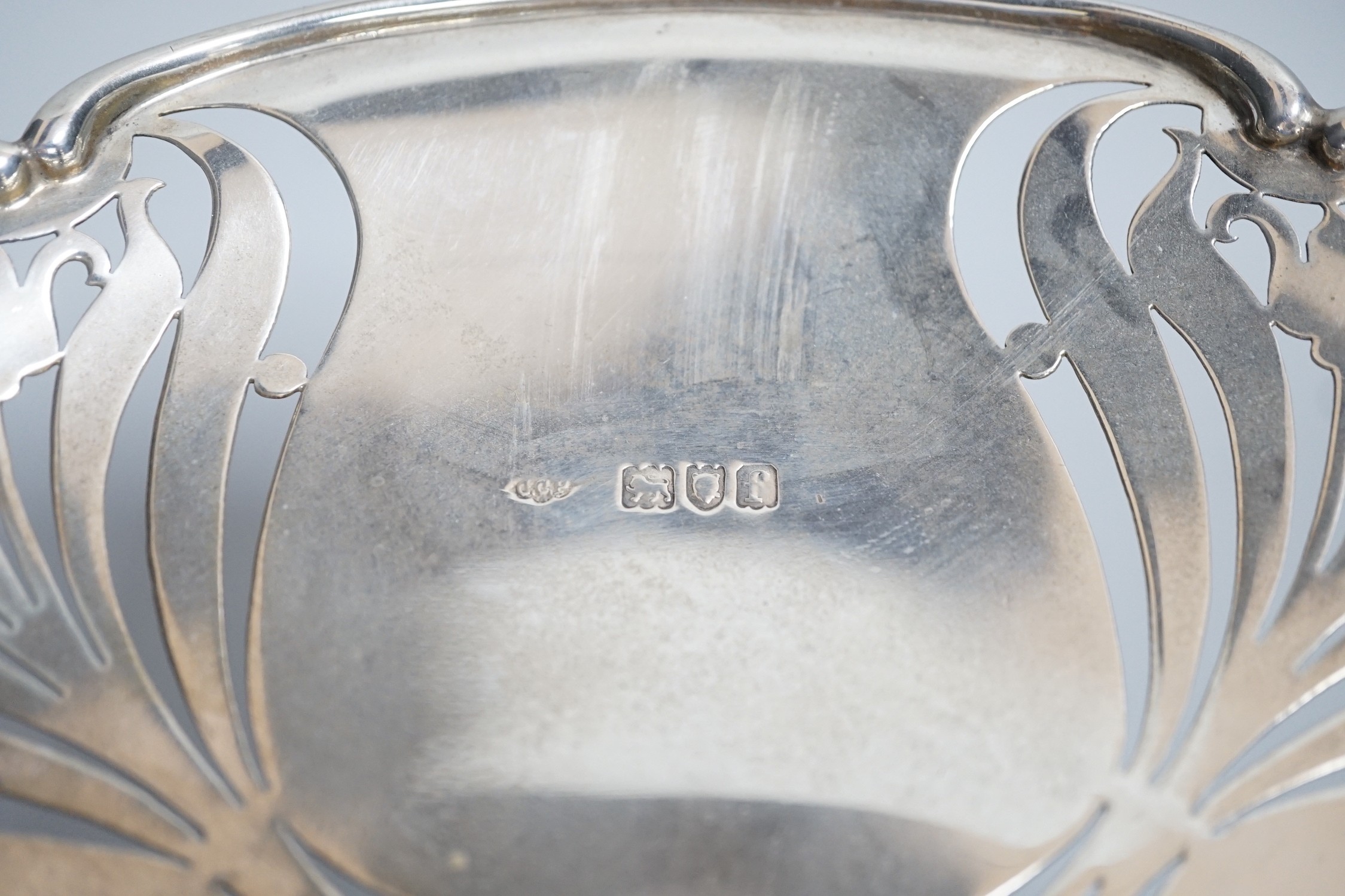 An Edwardian Art Nouveau silver tazza, Sibray, Hall & Co Ltd, London, 1901, height 15cm, 17.5oz.